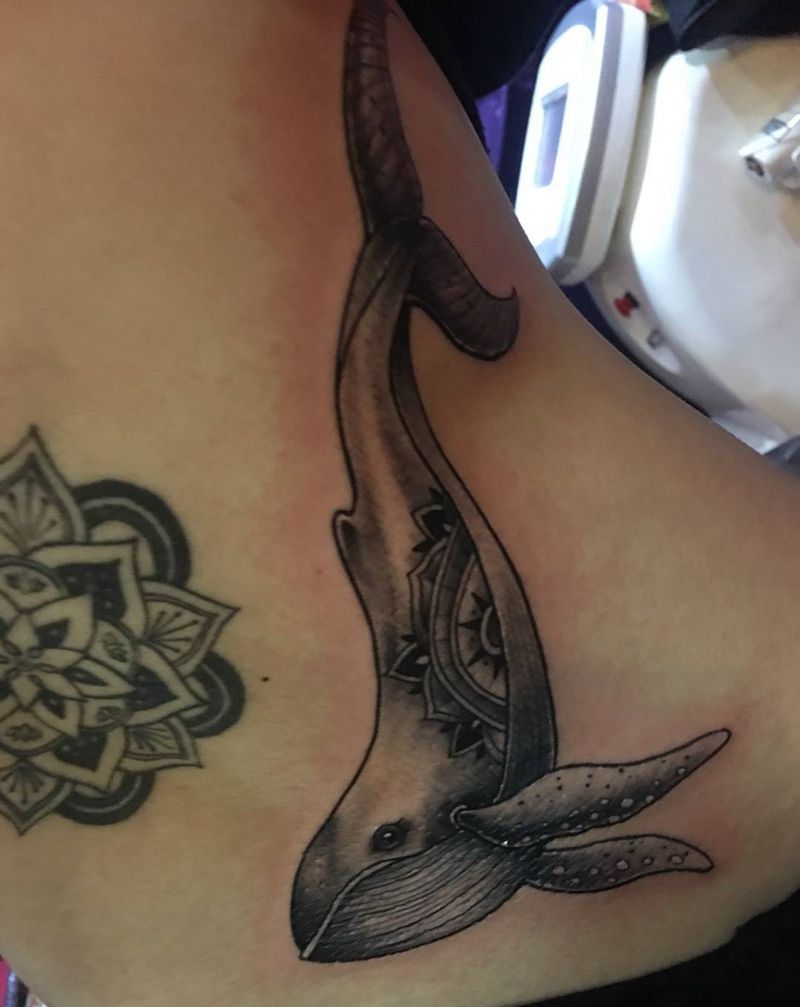 鲸鱼纹身图片_腰部纹身图案