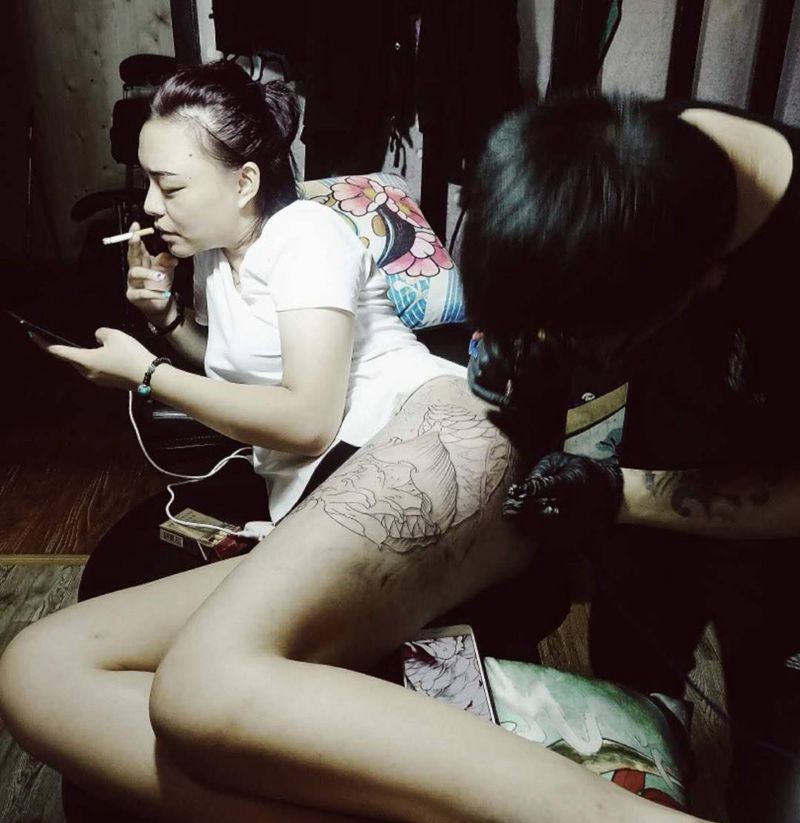 鱼纹身图片_臀部动物彩色纹身图案