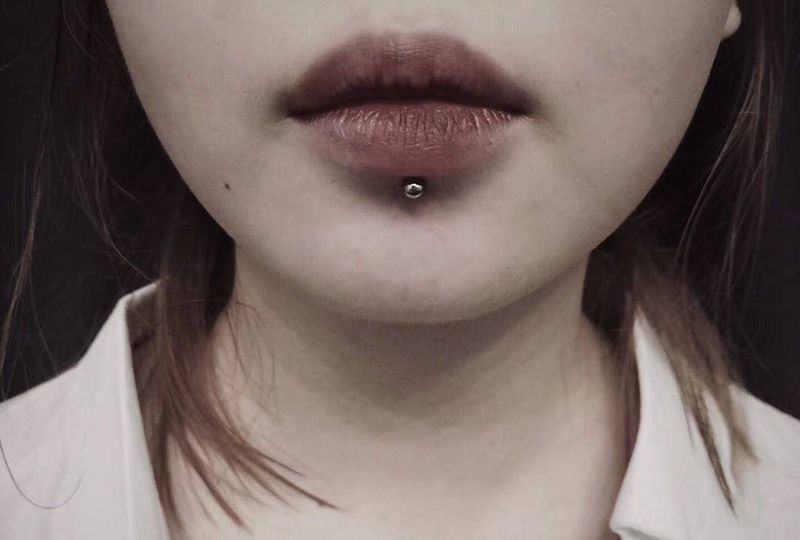 唇钉纹身图片_颈部胸部老传统新传统纹身图案