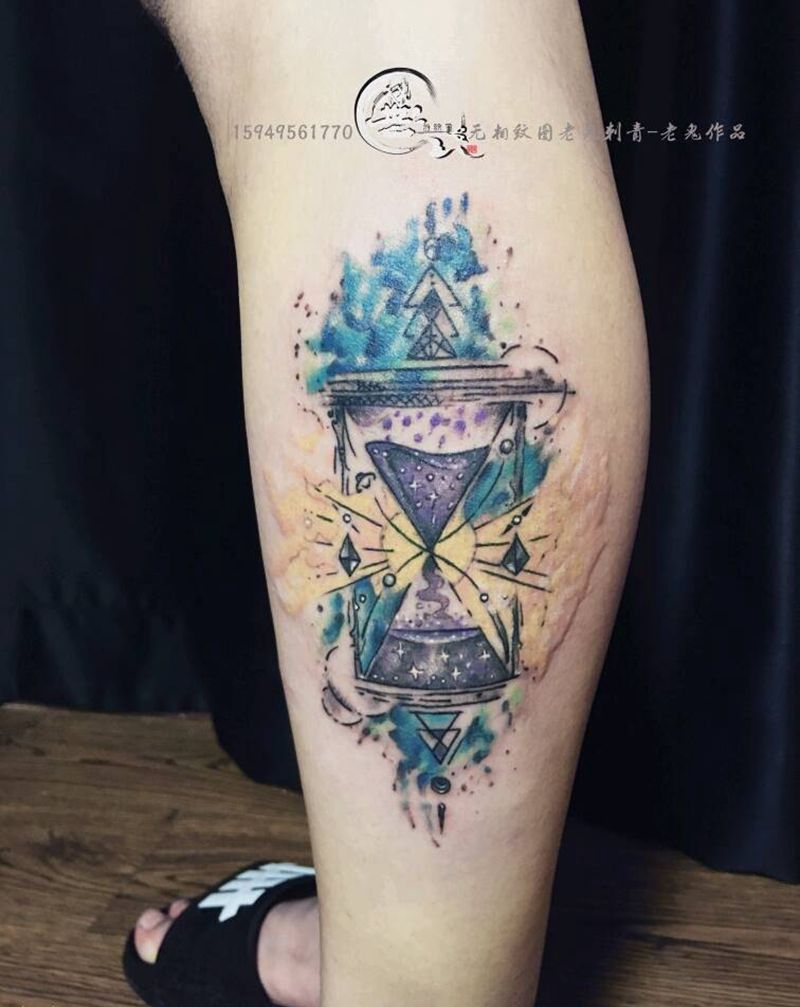 沙漏纹身图片_腿部欧美水彩纹身图案