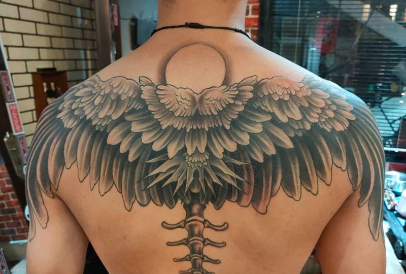 翅膀纹身图片_背部新传统纹身图案