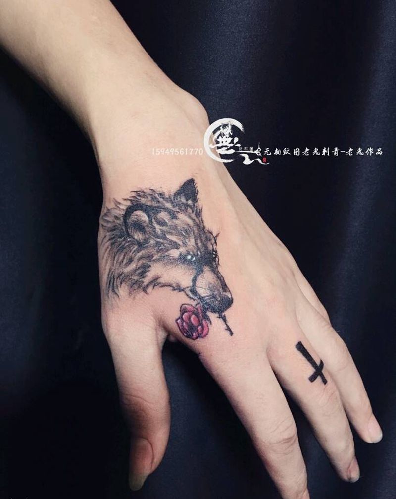 狼纹身图片_手部欧美纹身图案