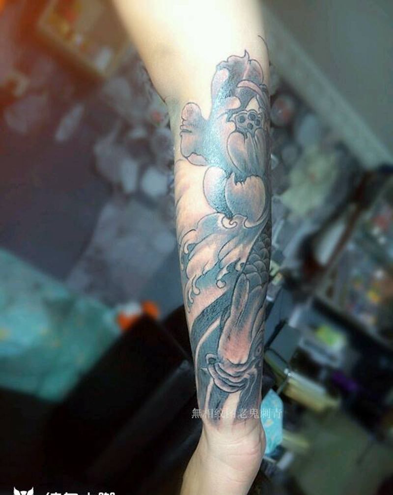 荷花鲤鱼纹身图片_手臂传统成品纹身图案