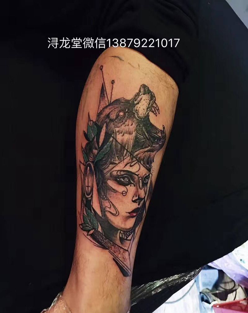 美女与野兽纹身图片_欧美肖像彩色动物人物原创纹身图案