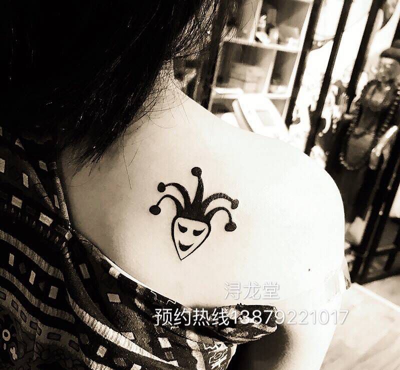 小可爱纹身图片_背部纹身图案