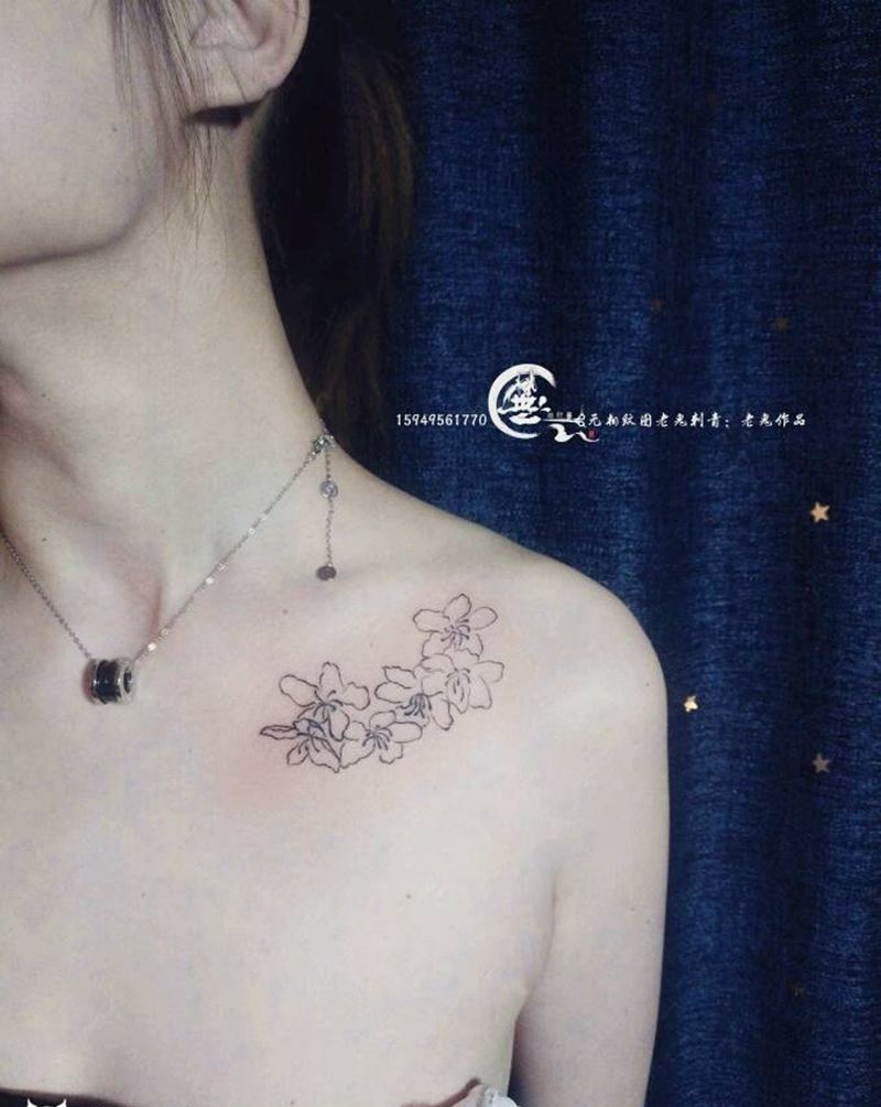 素花纹身图片_胸部成品纹身图案