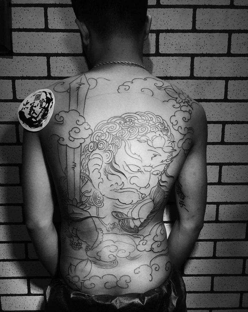 满背不动明王线条纹身图片_背部几何新传统纹身图案