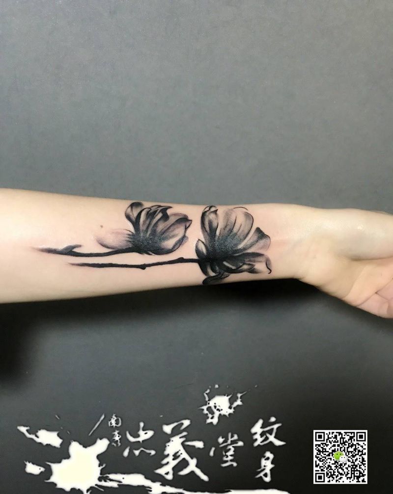 水墨花纹身图片_成品手部清新植物纹身图案