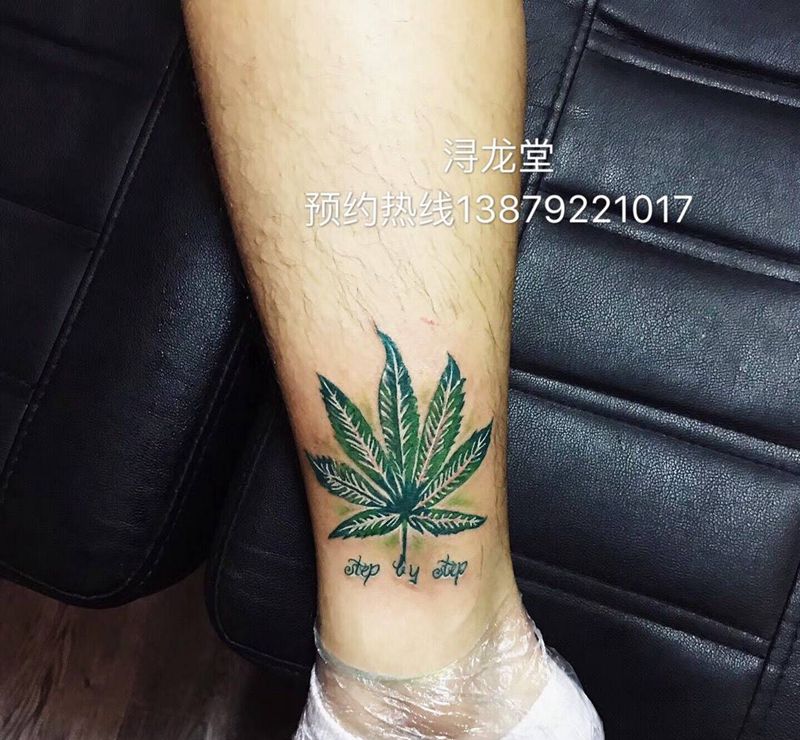 麻叶纹身图片_腿部彩色纹身图案