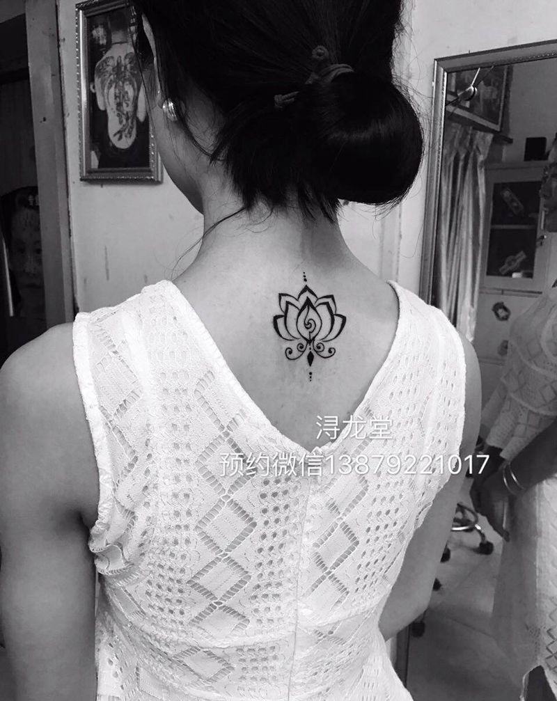 梵花纹身图片_背部颈部图腾纹身图案
