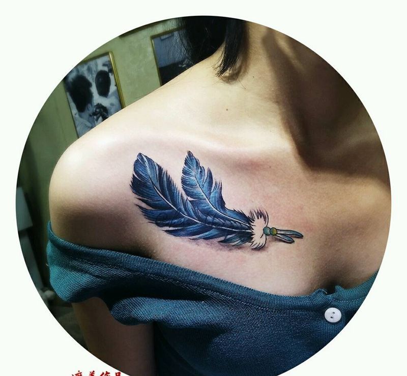 遮盖字母的羽毛纹身图片