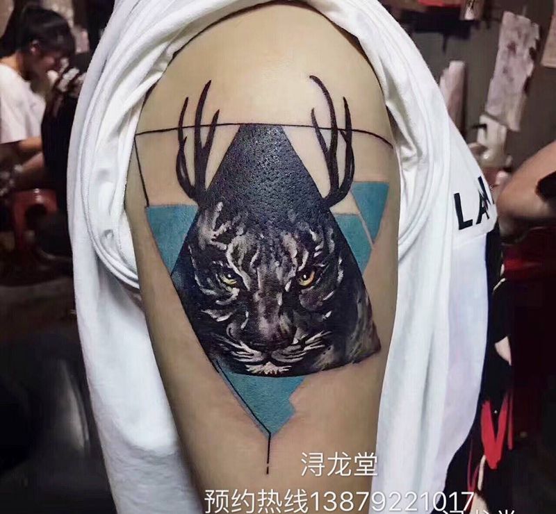 鹿虎纹身图片_动物彩色手臂纹身图案