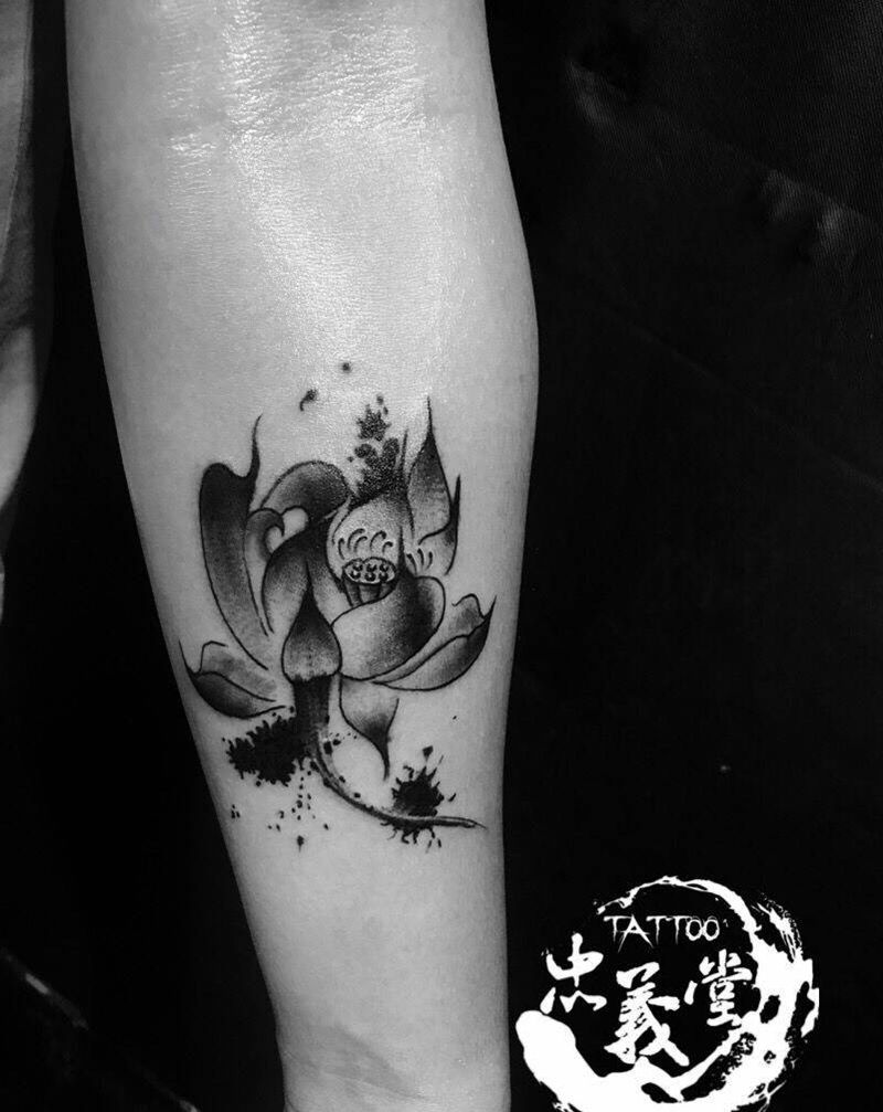 莲花纹身图片_手部新传统纹身图案