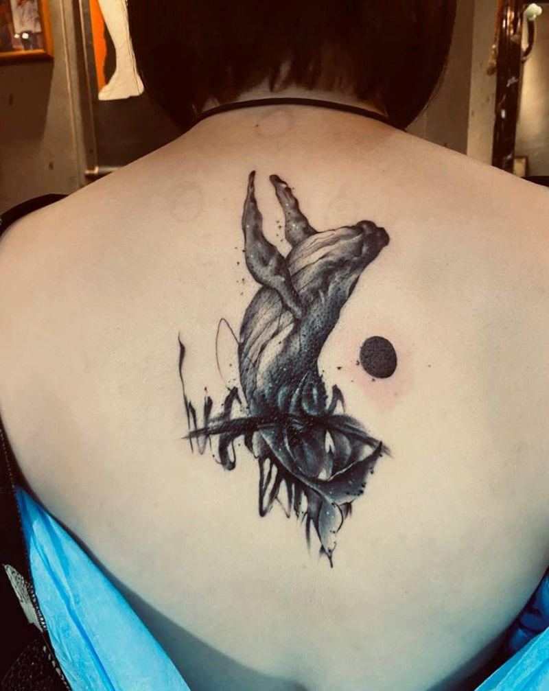 鲸纹身图片_背部水墨纹身图案