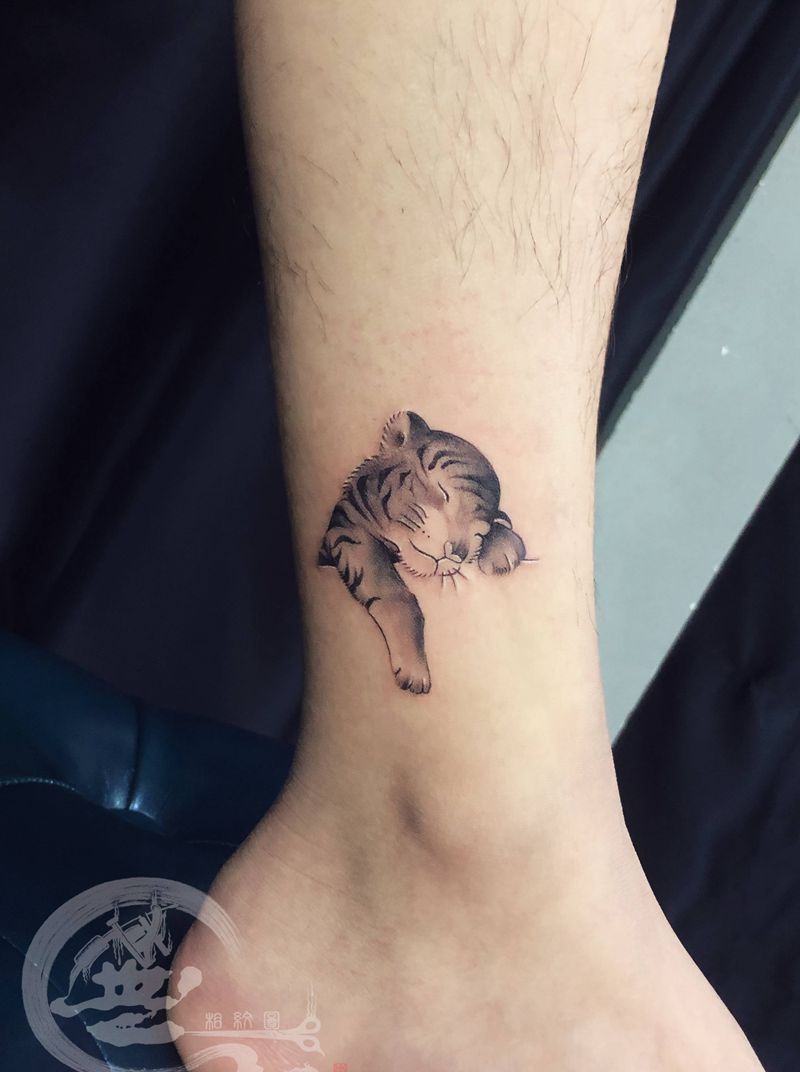 小睡虎纹身图片_脚部纹身图案