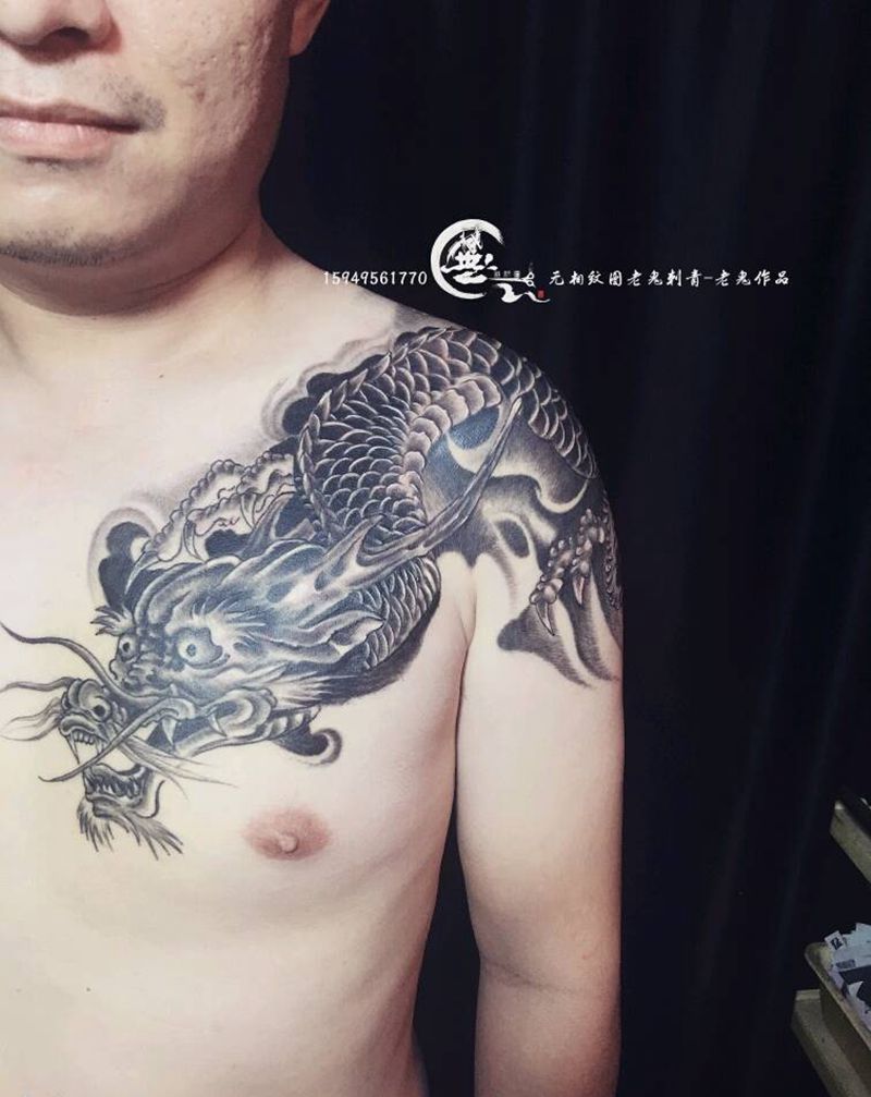 龙纹身图片_肩部胸部老传统纹身图案