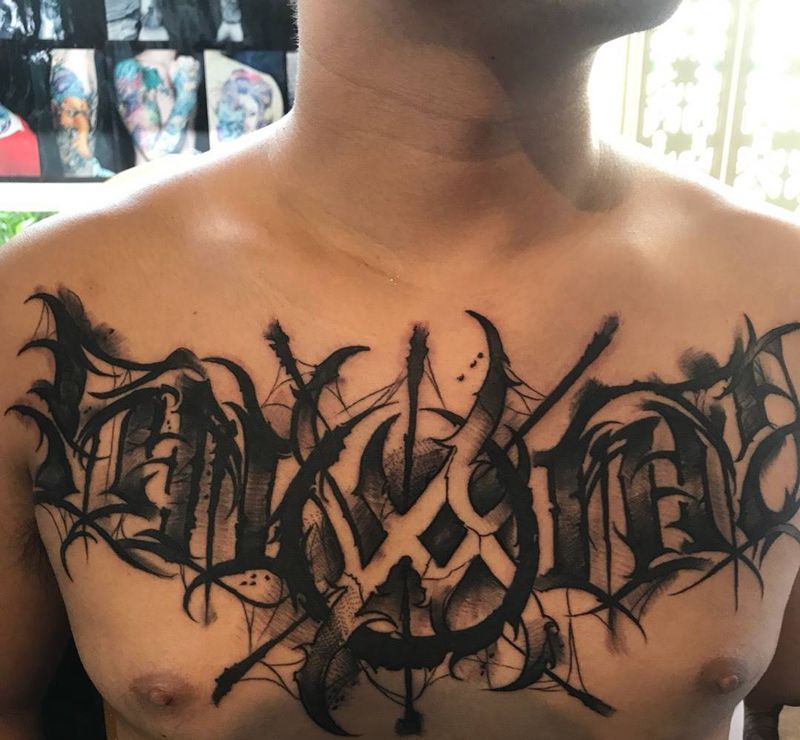 奇卡诺纹身图片_胸部花体字纹身图案