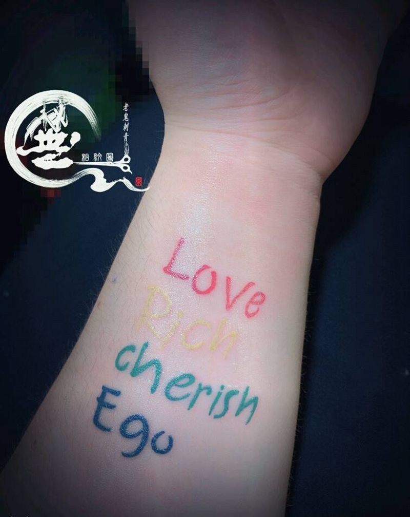 彩色英文纹身图片_手臂花体字纹身图案