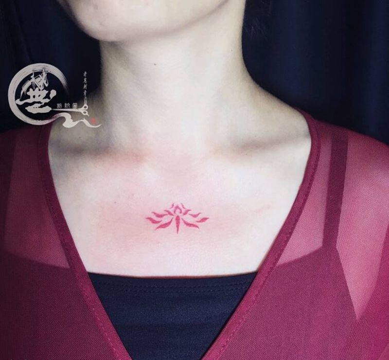 花钿纹身图片_胸部小清新纹身图案