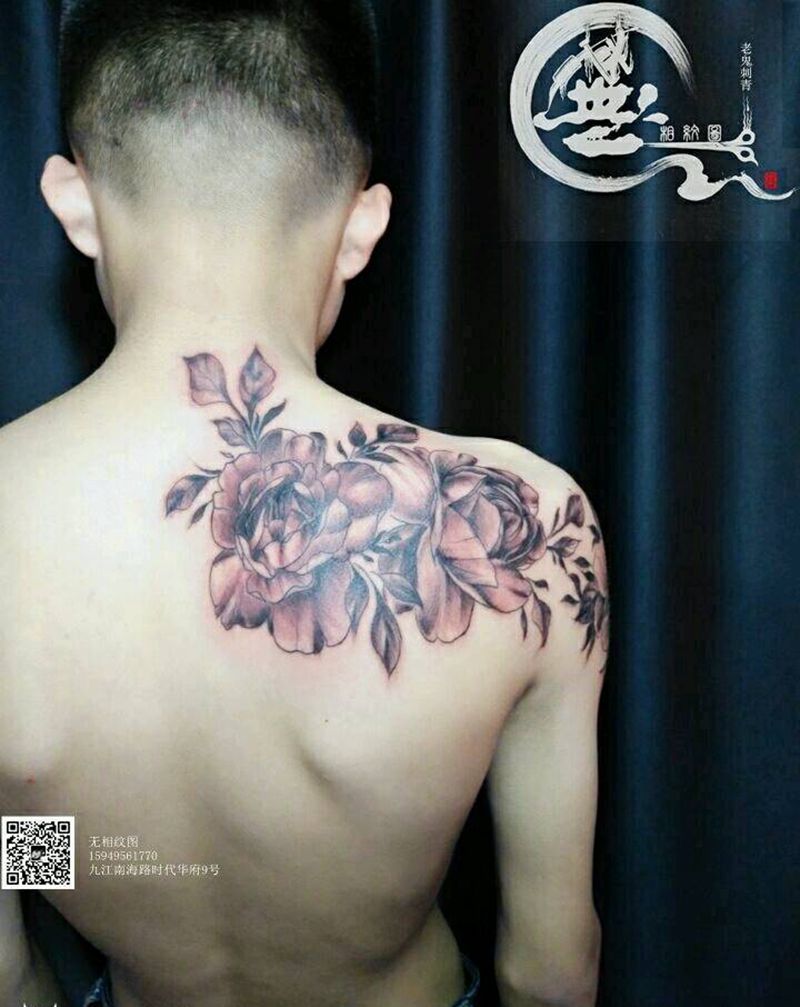 肩头盛开的花纹身图片_肩部欧美花卉遮盖成品纹身图案