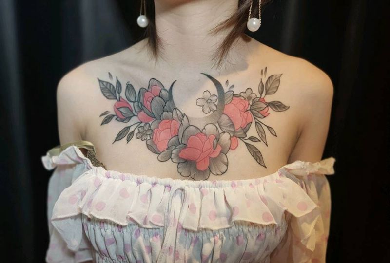 花胸纹身图片_胸部新传统纹身图案