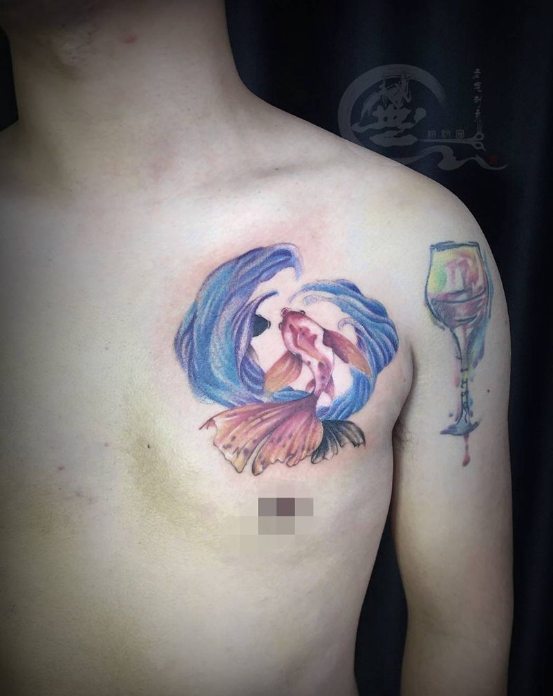 浪里鱼纹身图片_胸部水彩纹身图案
