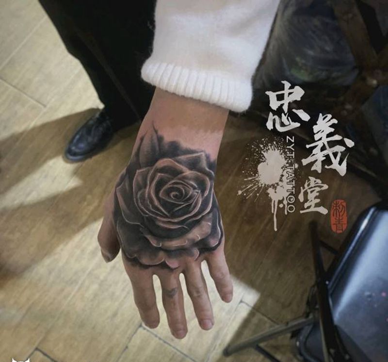 手背玫瑰纹身图片_手部欧美写实纹身图案