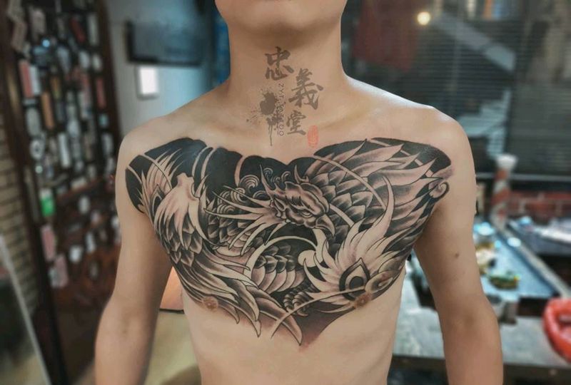凤凰花胸纹身图片_胸部新传统纹身图案