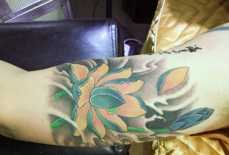 内侧水浪莲花纹身图片