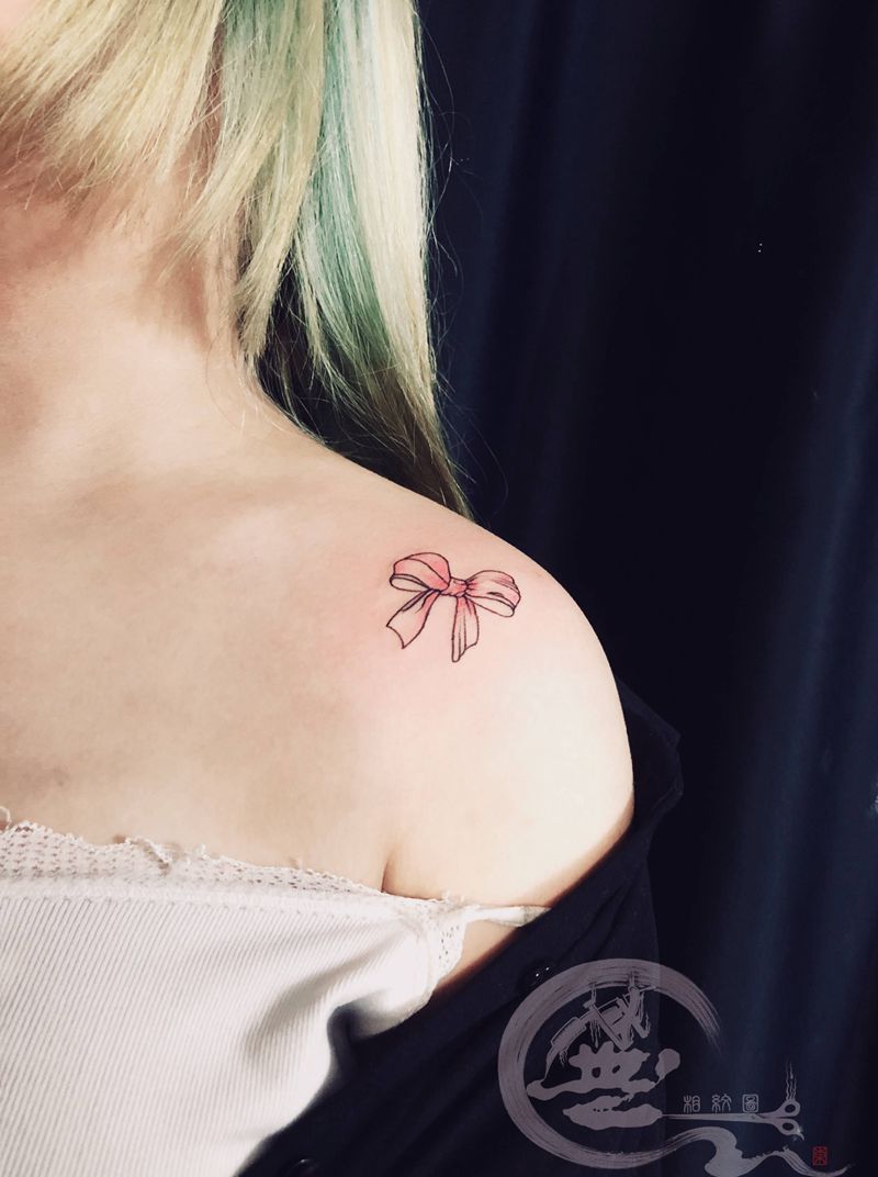 蝴蝶结纹身图片_肩部纹身图案