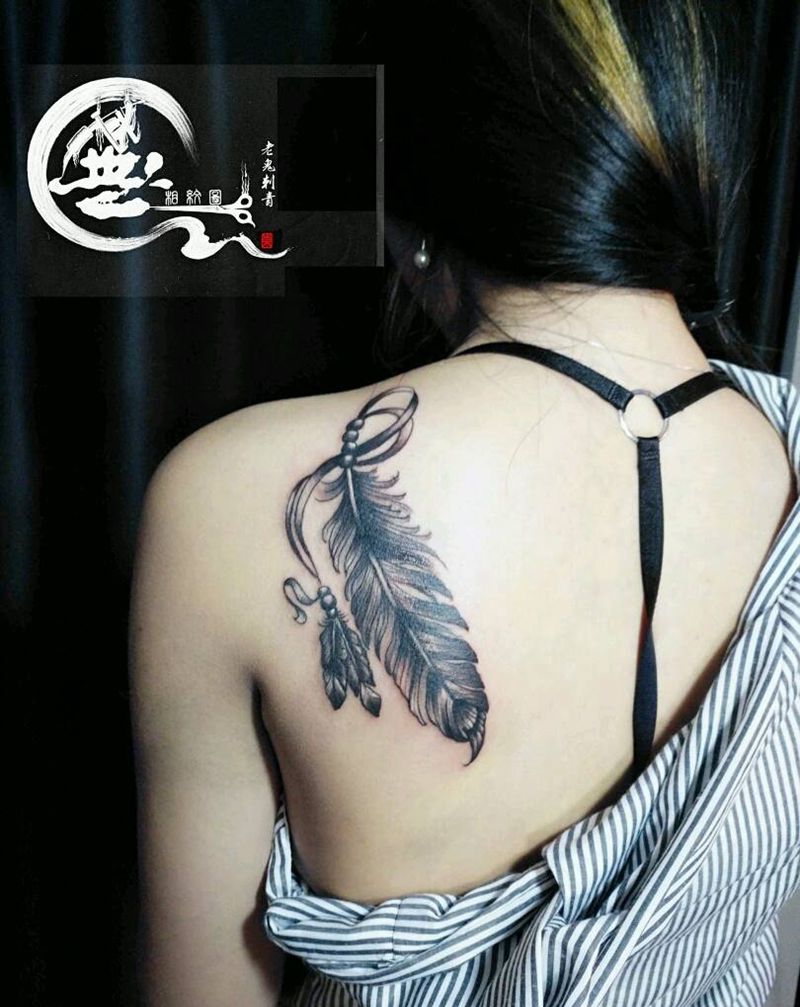 羽毛纹身图片_肩部欧美纹身图案