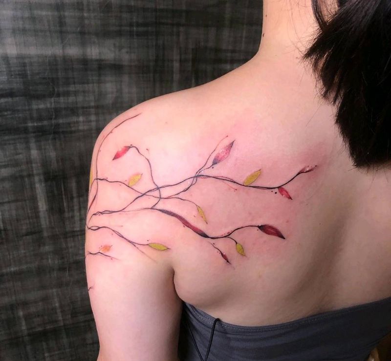 【蔓】纹身图片_手臂肩部水彩纹身图案