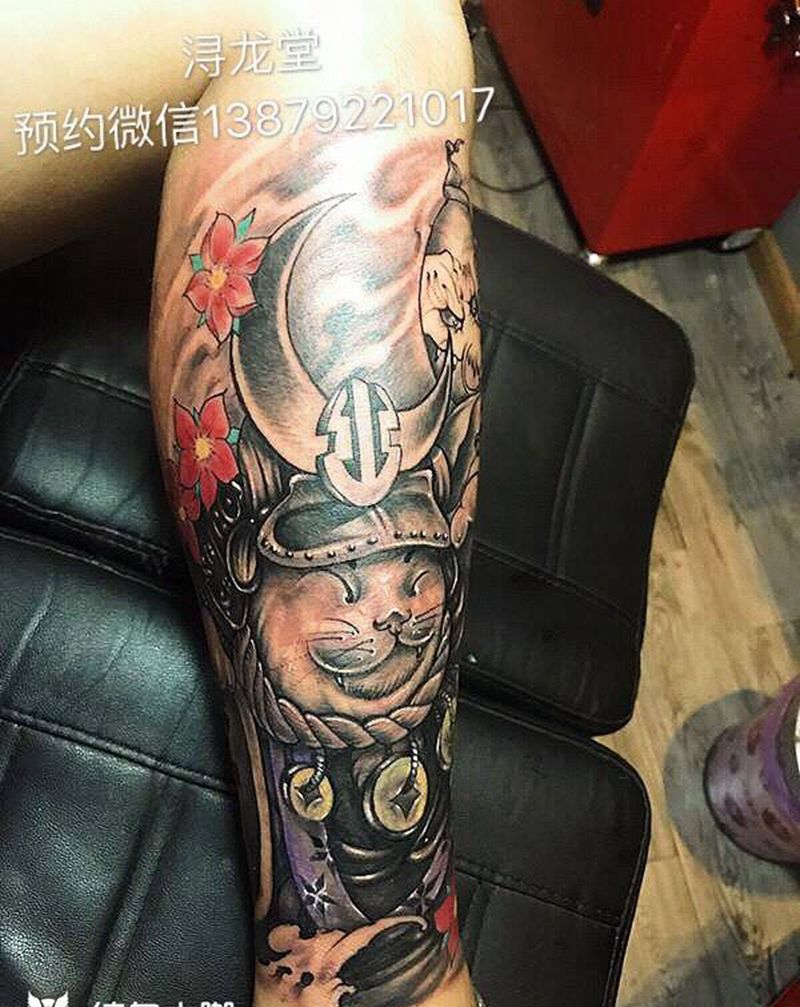 招财猫纹身图片_腿部纹身图案