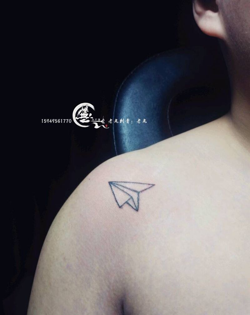 纸飞机纹身图片_肩部成品纹身图案