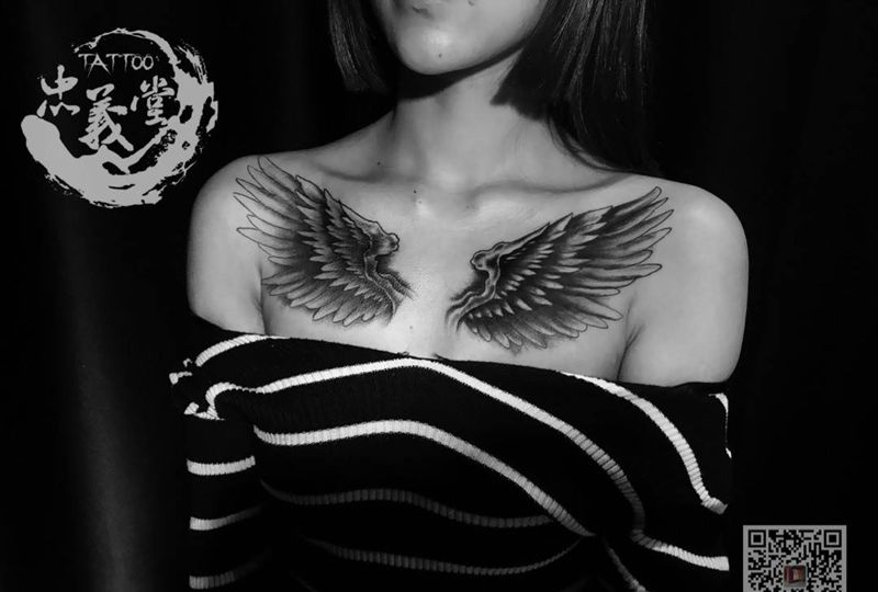 大翅膀遮盖纹身图片_胸部肩部图腾水墨纹身图案