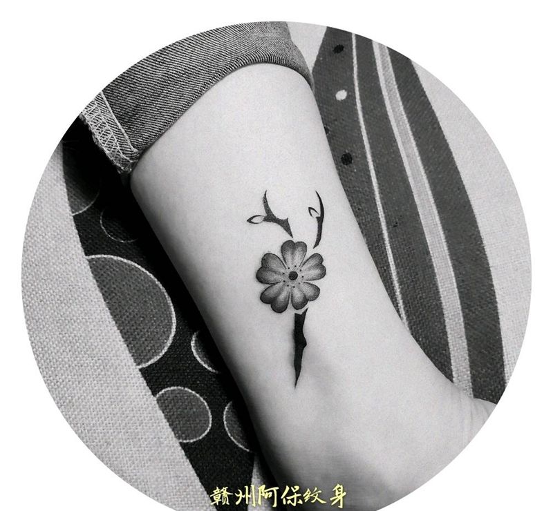 一支梅纹身图片