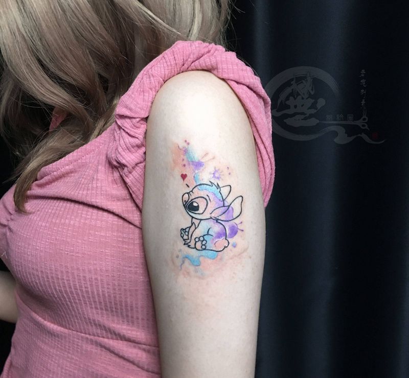 史迪仔纹身图片_手臂水彩纹身图案