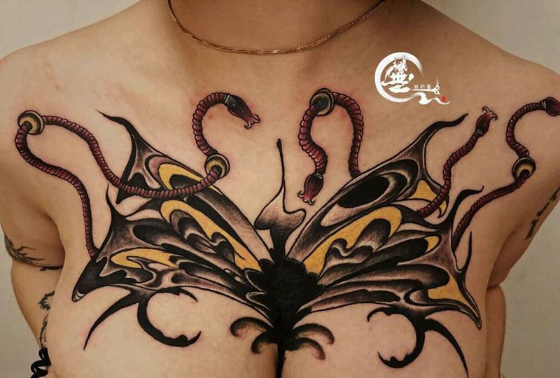 花胸纹身图片_胸部抽象纹身图案