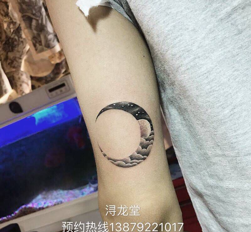 月亮纹身图片_手臂纹身图案