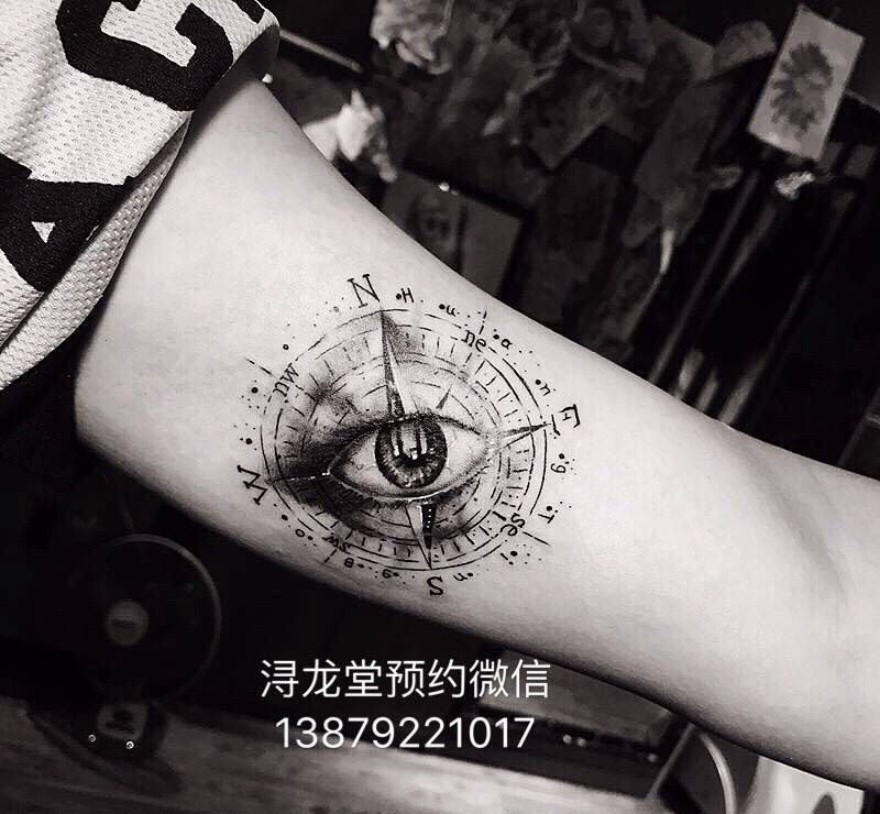 指南针眼睛纹身图片_手臂纹身图案