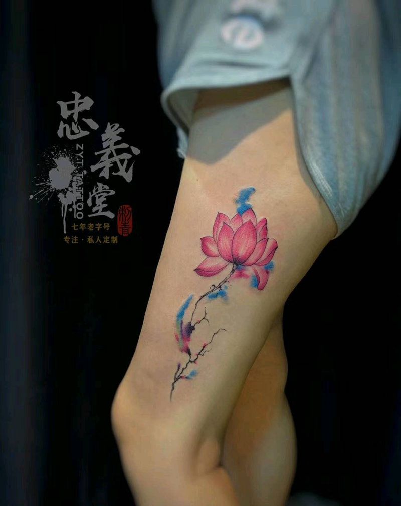 荷花纹身图片_腿部新传统纹身图案