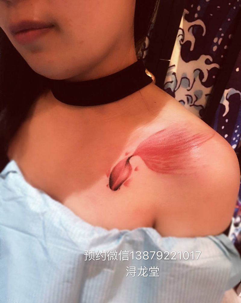 彩色鱼纹身图片_彩色动物胸部纹身图案