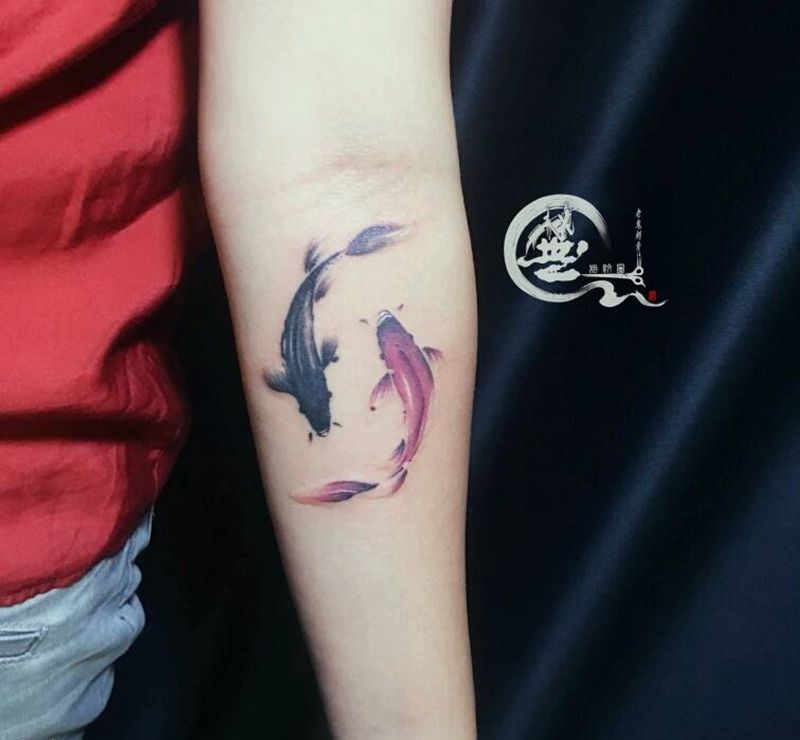 水墨鱼纹身图片_手臂纹身图案