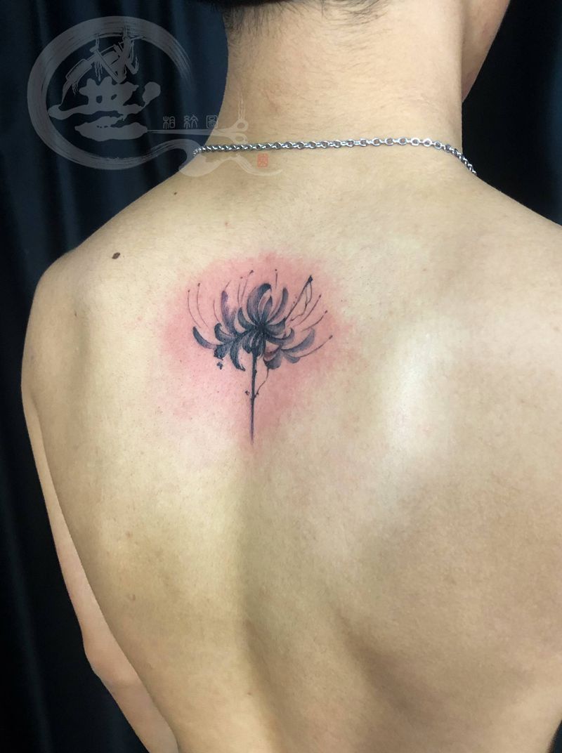 彼岸花纹身图片_背部水墨纹身图案