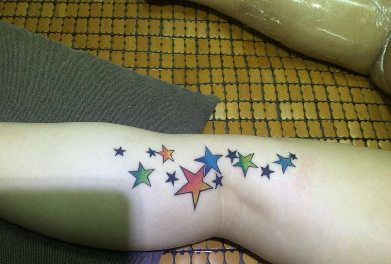 彩色五角星纹身图片