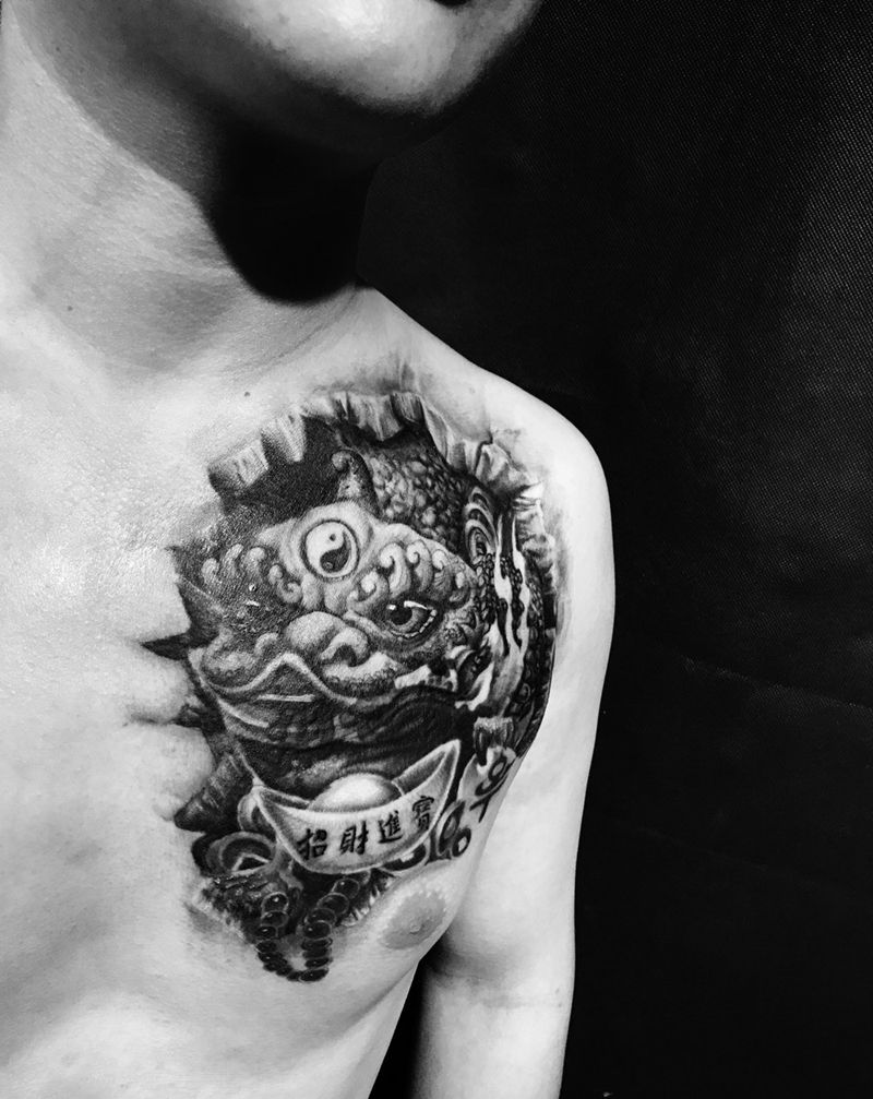 金蝉纹身图片_胸部欧美写实纹身图案