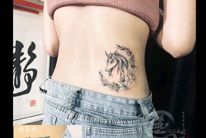 遮盖纹身图片_腰部素花风格纹身图案