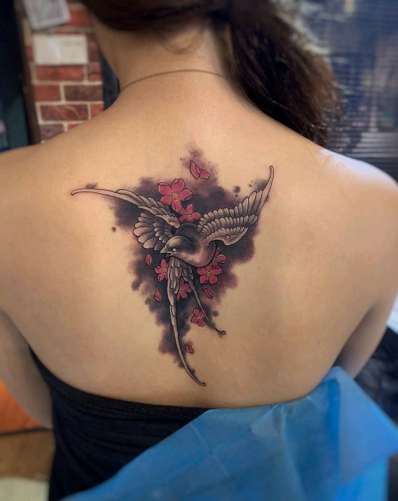 燕子纹身图片_背部新传统纹身图案