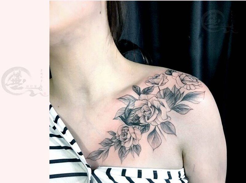 肩头素花纹身图片_肩部素花纹身图案