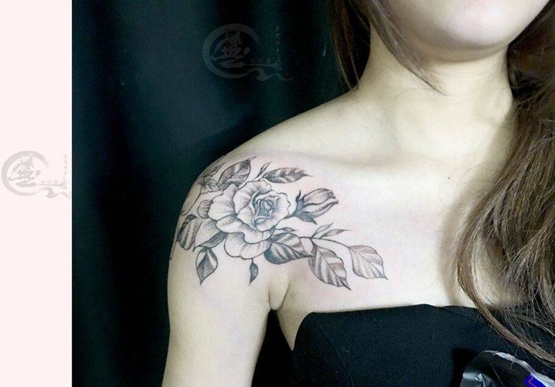 肩头素花纹身图片_肩部纹身图案